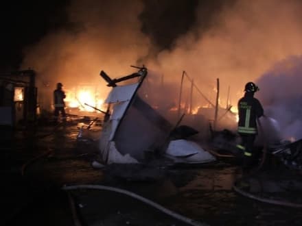 BORGARO-TORINO - Incendio nel campo nomadi: baracche distrutte