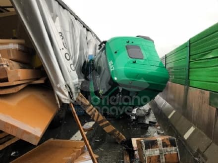 AUTOSTRADA TORINO-AOSTA - Tir abbatte le barriere del ponte: due feriti. Code sulla A5 - FOTO