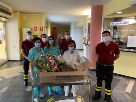 CIRIE' - I vigili del fuoco di Caselle donano colombe e uova di Pasqua al reparto pediatria - FOTO