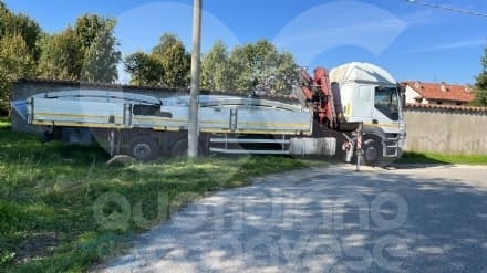 RIVAROLO - Il navigatore inganna l'autista, camion incastrato a Obiano