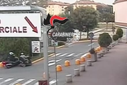 TORINO-CHIVASSO - Tenta di rubare il portafoglio a un disabile che lo insegue con la carrozzina: ladro preso - VIDEO