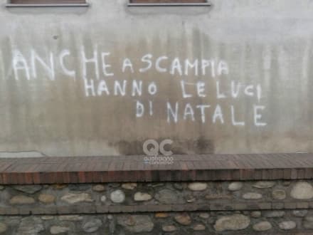 OGLIANICO - Niente luci di Natale: vandali scrivono sui muri