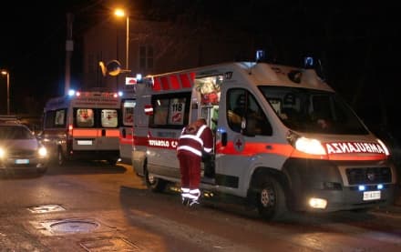 CASTELLAMONTE - Uomo cade dal balcone di casa: se la caverà