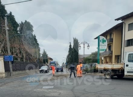 VALPERGA - Camion perde il carico, ma non si ferma: intervento di Polizia locale e cantonieri - FOTO