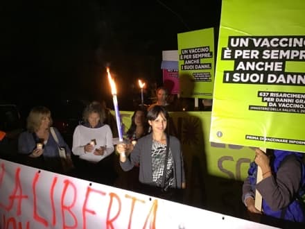 IVREA - Bambini respinti dalla scuola perchè non vaccinati: fiaccolata di solidarietà nelle vie della città - FOTO e VIDEO