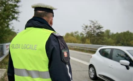 LEINI - Gira sei anni senza patente: maxi multa da 5000 euro dopo un controllo della polizia locale