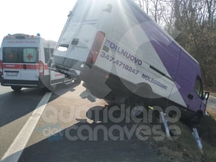 SAN GIORGIO CANAVESE - Incidente in autostrada, furgone abbatte i guard-rail: autista ferito - FOTO