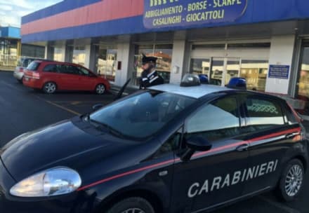 BUROLO - Rubano abbigliamento nel negozio: quattro minorenni bloccate dai carabinieri
