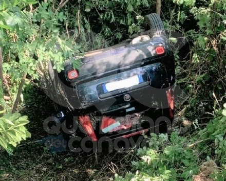 SALASSA - Perde il controllo della Panda e si ribalta nella scarpata: automobilista ferito - FOTO