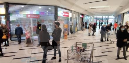 RIVAROLO CANAVESE - Saracinesche abbassate nei negozi del Gigante: «Chiediamo la riapertura immediata nei weekend» - FOTO