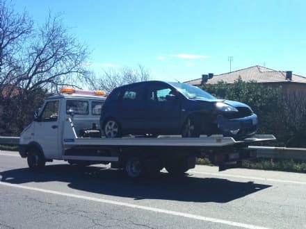 CUORGNE' - Si schianta contro un palo della luce: donna ferita