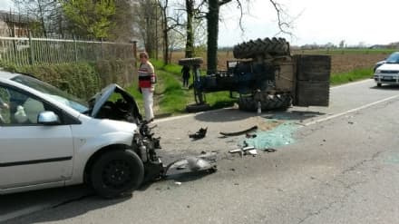 AGLIE' - Scontro auto-trattore: agricoltore ferito in ospedale - FOTO