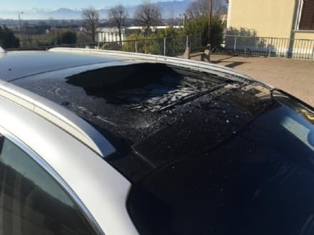 SAN FRANCESCO - Crolla un pezzo di campanile e sfonda il vetro di un'auto