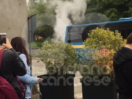 TORRE CANAVESE - Fumo dal motore del pullman, paura sulla linea Rivarolo-Ivrea. Pronto intervento dell'autista determinante - FOTO