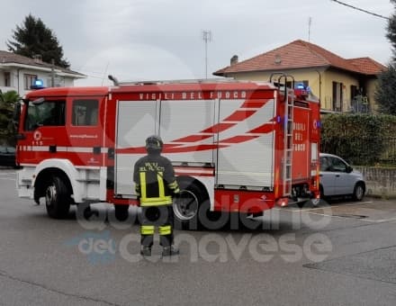 VALPERGA - Incendio tetto in piazza Pastore, pronto intervento dei vigili del fuoco - FOTO