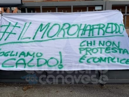 RIVAROLO CANAVESE - Caldaia a singhiozzo, aule al freddo all'Aldo Moro: i ragazzi protestano davanti ai cancelli della scuola
