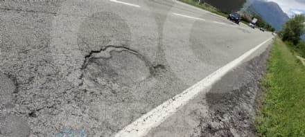 STRADE COLABRODO - Dopo la pioggia la 460 è piena di buche: saltati i rattoppi, automobilisti costretti allo slalom gigante - FOTO