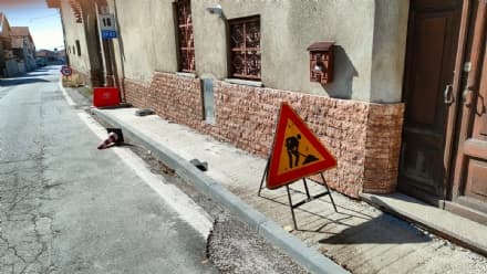 MONTALENGHE - Via Roma messa in sicurezza: al lavoro per i nuovi marciapiedi - FOTO