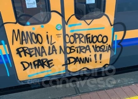 RIVAROLO CANAVESE - Un altro treno Pop vandalizzato in stazione. I balordi lanciano la sfida: «Nemmeno il coprifuoco può fermarci» - FOTO