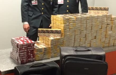 CASELLE - Trenta chili di sigarette in valigia: bielorusso denunciato