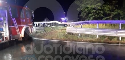 AUTOSTRADA A5 - Esce di strada e precipita per 50 metri nella scarpata: ferito automobilista di Ivrea - FOTO