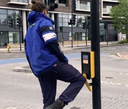 IDEE - Push, la leva per i pulsanti dei semafori