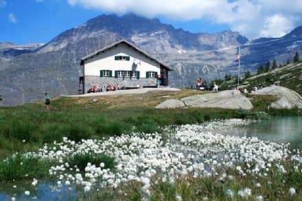 CANAVESE - Montagna in sicurezza, grazie al Cai defibrillatori nei rifugi