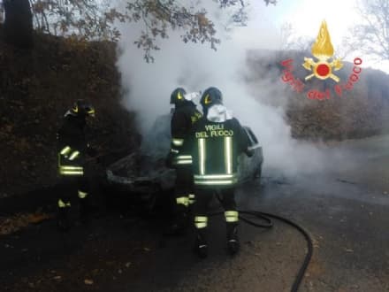 LEINI - Auto finisce contro un albero e prende fuoco: ragazza a bordo salvata da un automobilista eroe