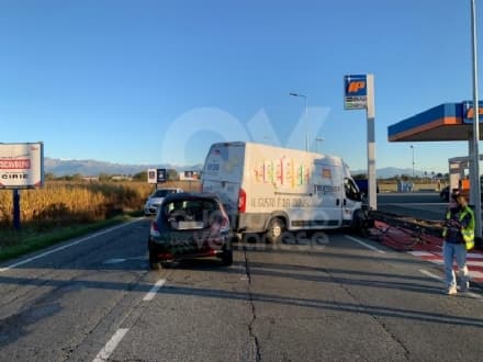 BORGARO - Scontro furgone-auto sulla Sp2: danneggiata la pista ciclabile
