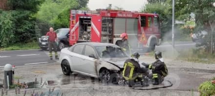 FELETTO - Auto in fiamme sulla ex statale 460: tempestivo intervento dei vigili del fuoco - FOTO E VIDEO