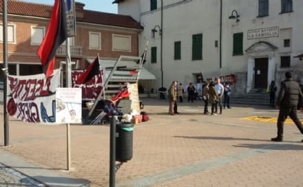 CASELLE - Gli anarchici manifestano contro l'Alenia - FOTO