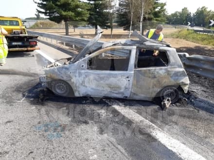 IVREA - Si schianta con l'auto che prende fuoco sulla bretella autostradale: attimi di paura per un uomo di Ivrea - FOTO