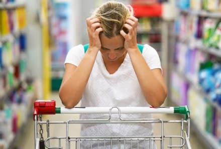 COMMERCIO – Il caro prezzi vuota i carrelli degli italiani