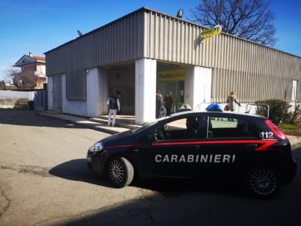 LEINI - Con la maschera di carnevale e una pistola rapinano le poste: due banditi in fuga con 10 mila euro