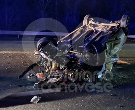 QUAGLIUZZO-IVREA - Schianto sulla Pedemontana: auto finisce ruote all'aria, un ferito - FOTO