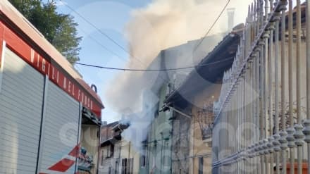 FORNO CANAVESE - Casa devastata da un incendio: intervento in forze dei vigili del fuoco - FOTO