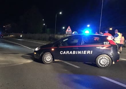STRAMBINO - Aggredisce i carabinieri con una picozza dopo la lite in famiglia: denunciato. Due militari contusi