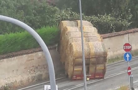 FAVRIA - Rimorchio di rotoballe abbatte un muro - FOTO