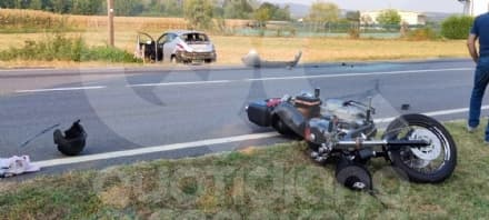 OZEGNA - Schianto sulla Provinciale, moto contro auto: centauro portato in ospedale - FOTO