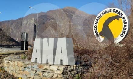 PONT CANAVESE - Si schianta contro la rotonda e abbatte la scritta delle Valli Orco e Soana - FOTO