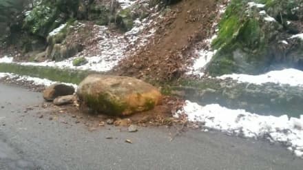 INGRIA - Masso precipita sulla provinciale della Valle Soana