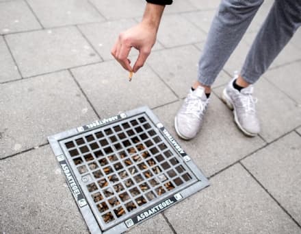 INQUINAMENTO – I tombini-posacenere, l’idea del secolo