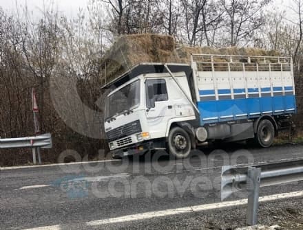 PONTE PRETI - Camion pieno di fieno finisce fuori strada: disagi al traffico sulla pedemontana - FOTO