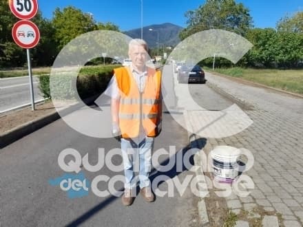 CUORGNE' - Scopa, guanti e senso civico: pioggia di complimenti per Domenico, il volontario 83enne che pulisce strade e viali