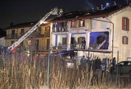 IVREA - Incendio devasta una cascina: tre famiglie evacuate