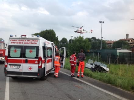 SALASSA - GRAVE INCIDENTE SULLA 460: AUTO DISTRUTTA CONTRO UN TRATTORE - FOTO E VIDEO