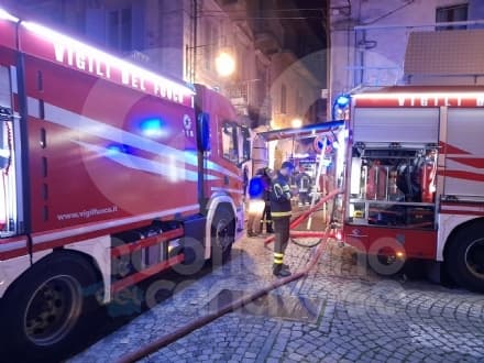CUORGNE' - Incendio in pieno centro: palazzina evacuata, intervento dei vigili del fuoco - FOTO e VIDEO