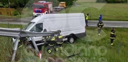 AUTOSTRADA A5 TORINO-AOSTA - Incidente a Quincinetto, furgone «infilzato» dal guard-rail - FOTO