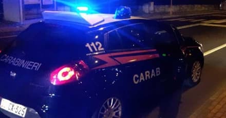 CANAVESE - Ladri in fuga speronano i carabinieri e scappano. Un arresto e un'auto rubata in fiamme