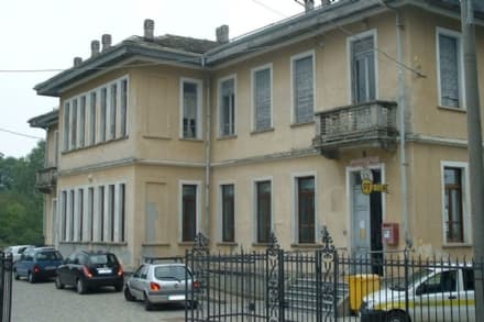 CASTELNUOVO NIGRA - Niente gonfalone e sindaco ai funerali dell'ex parroco, l'opposizione: «Grave danno d'immagine»